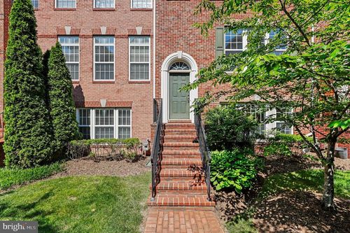 8046 Reserve Way, Vienna, VA, 22182-3899 | Card Image