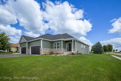 2206 Maggie Ln, Sycamore, IL, 60178-8862 | Card Image
