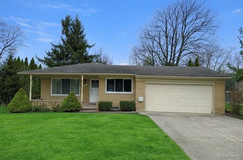 2235 Chesley Dr, Sterling Heights, MI, 48310-4825 | Card Image