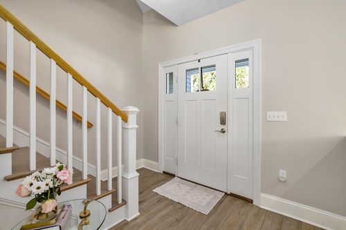 25 Mangrove St, Portsmouth, NH, 03801-3323 | Card Image