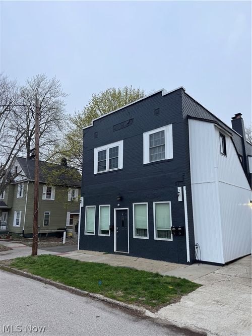 667 W Park Ave, Barberton, OH, 44203-2428 | Card Image