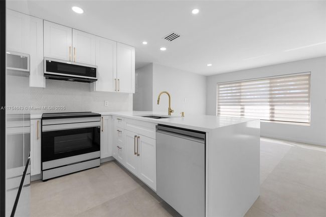 211 Sw 14 Th St, House other with 3 bedrooms, 2 bathrooms and null parking in Pompano Beach FL | Image 7