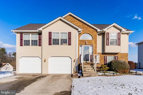 421 Clover St, Etters, PA, 17319-8832 | Card Image