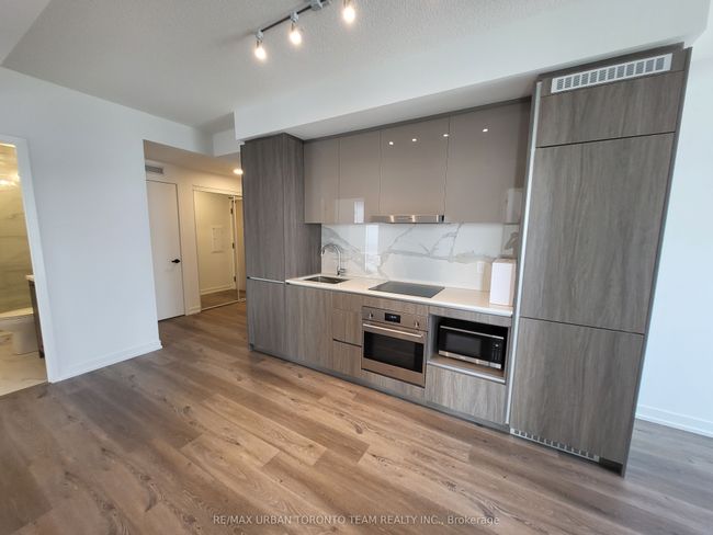 1612 - 28 Interchange Way, Condo with 2 bedrooms, 2 bathrooms and null parking in Concord ON | Image 5