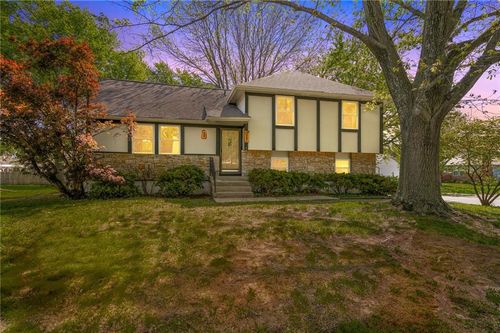 615 Se Westwind Dr, Lee's Summit, MO, 64063-4360 | Card Image