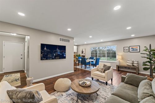 670 E Fox Hills Dr, Bloomfield Hills, MI, 48304-1359 | Card Image