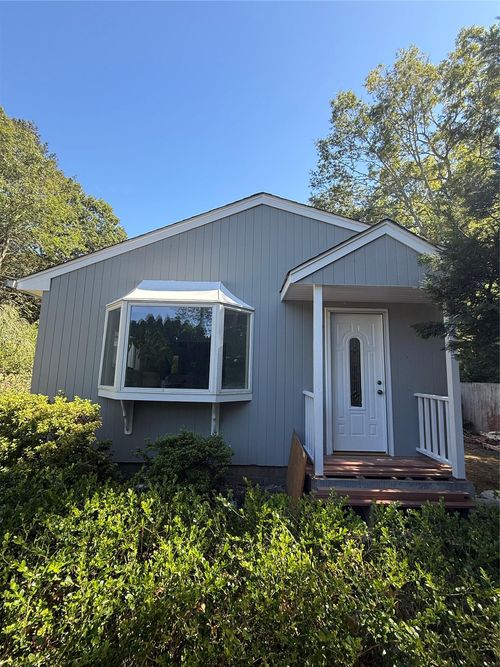 28 Apple Rd, Southampton, NY, 11968-2355 | Card Image