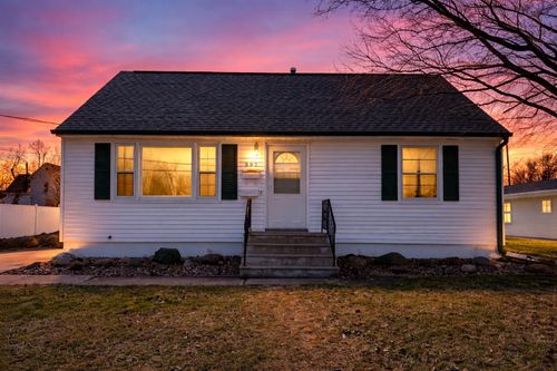 393 9th Ave, Marion, IA, 52302-5738 | Card Image