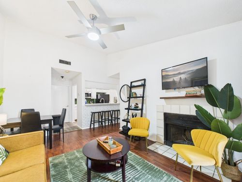 apt-300-806 W 24th St, Austin, TX, 78705-4724 | Card Image