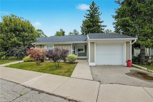33 Szollosy Cir, Hamilton, ON, L9B1T8 | Card Image