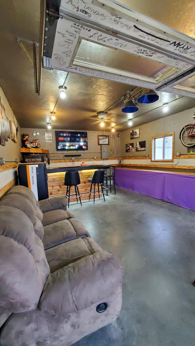 "bar" in heated garage | Image 9