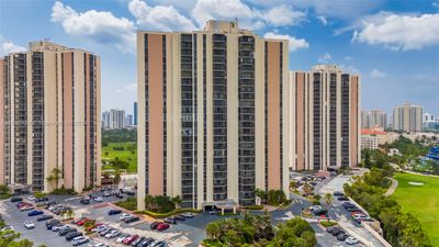 528 - 20301 W Country Club Dr, Condo with 2 bedrooms, 2 bathrooms and null parking in Aventura FL | Image 1