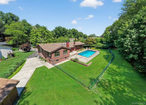 10 Wesley Ct, Congers, NY, 10920-2624 | Card Image