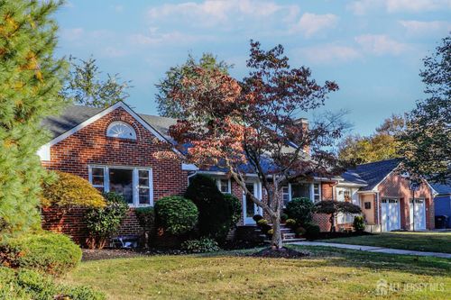 82 Kempson Pl, Metuchen, NJ, 08840-2542 | Card Image