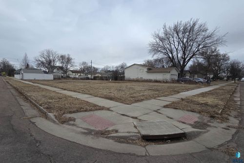 1103 N Lincoln Ave, Sioux Falls, SD, 57104-1720 | Card Image