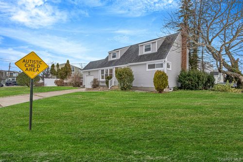 18 Oakdale Place, Oyster Bay, NY, 11762 | Card Image
