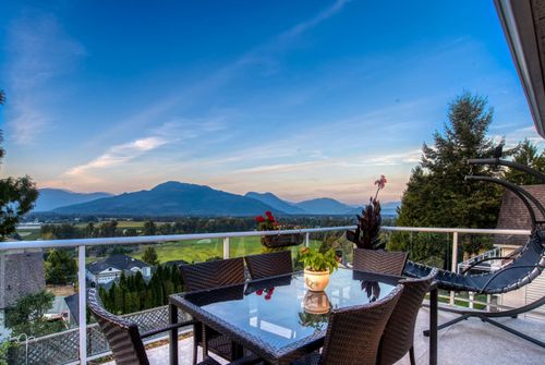 47465 Swallow Cres, House with 5 bedrooms, 3 bathrooms and 5 parking in Chilliwack BC | Card Image