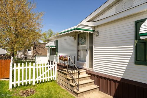 201 Pin Oak Cir, Elyria, OH, 44035-8918 | Card Image