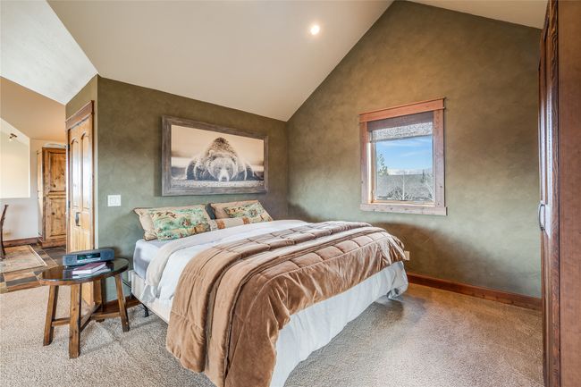Caretaker Quarters / Guest House. Carpeted bedroom featuring baseboards and high vaulted ceiling | Image 80