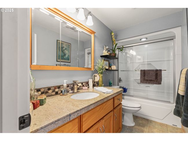 270 Se Robin Way, House other with 3 bedrooms, 2 bathrooms and 2 parking in Gresham OR | Image 14