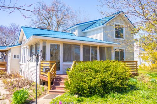 501 N Elm St, Three Oaks, MI, 49128-1033 | Card Image