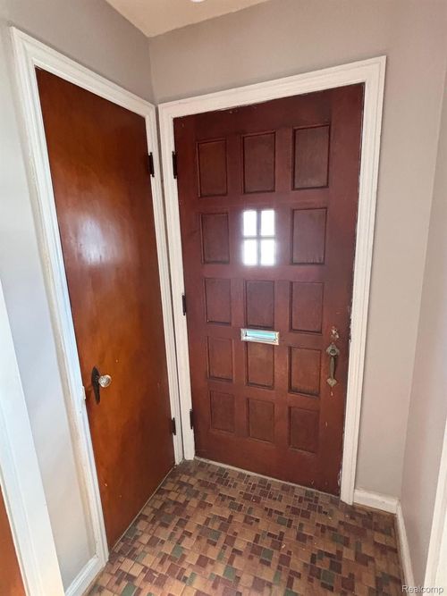 1528 Roslyn Rd, Grosse Pointe Woods, MI, 48236-1011 | Card Image