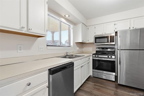 25983 New Forest Ct, Chesterfield, MI, 48051-2727 | Card Image