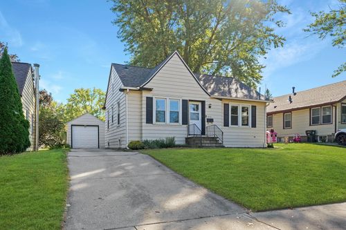 1624 East St, Cedar Falls, IA, 50613-4330 | Card Image