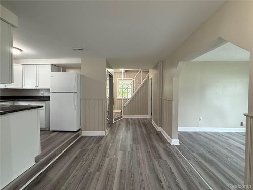 19071 Toepfer Dr, Eastpointe, MI, 48021-2754 | Card Image