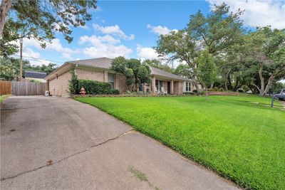 9921 Burgundy Lane, House other with 4 bedrooms, 3 bathrooms and null parking in Woodway TX | Image 3