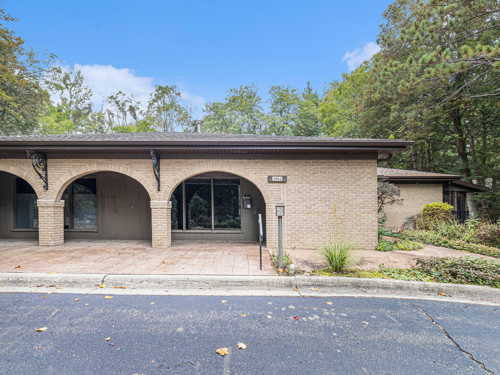 Greenleaf Cir, Kalamazoo, MI 49008