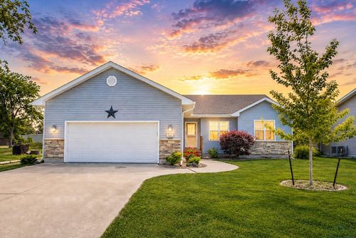 102 12th St, Dallas Center, IA, 50063-2001 | Card Image