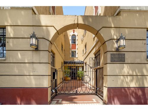 205-2829 Se Belmont St, Portland, OR, 97214-4064 | Card Image