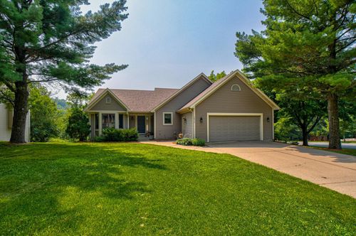 1612 Golf View Dr, River Falls, WI, 54022-2587 | Card Image