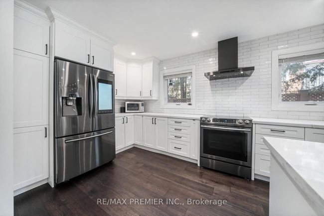 122 Robert Hicks Dr, House attached with 6 bedrooms, 5 bathrooms and 2 parking in North York ON | Image 8