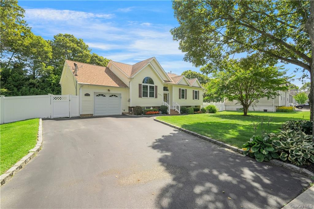 Rollstone Ave, West Sayville, NY 11796