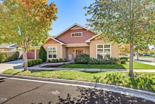 421 Stone Pointe Dr, Central Point, OR, 97502-2481 | Card Image