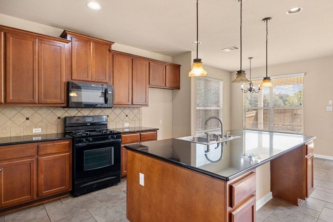 Large island with breakfast bar | Image 13