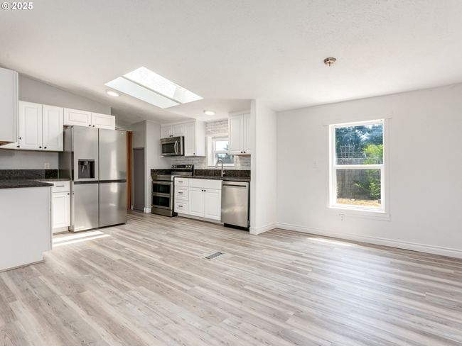 Kitchen/Dining Room | Image 14