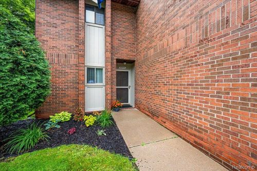 33847 Pondview Cir, Livonia, MI, 48152-1473 | Card Image