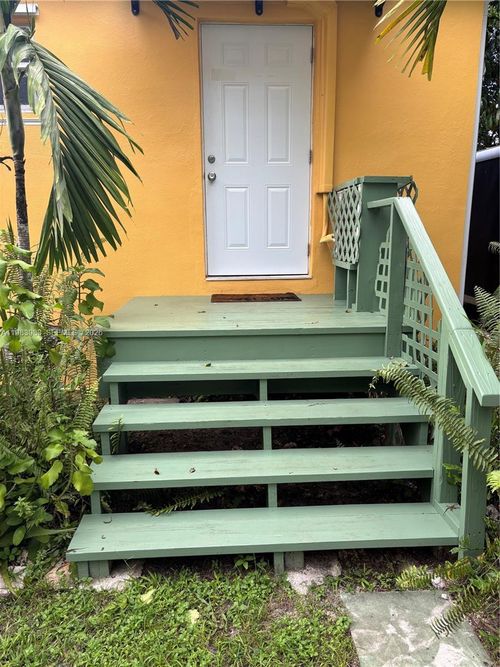 c-6102 Sw 58th St, South Miami, FL, 33143-2217 | Card Image