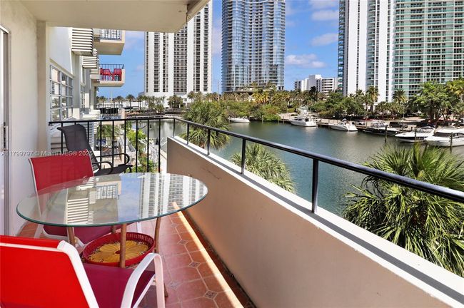 APT-403 - 220 Kings Point Dr, Condo with 1 bedrooms, 1 bathrooms and null parking in Sunny Isles Beach FL | Image 20