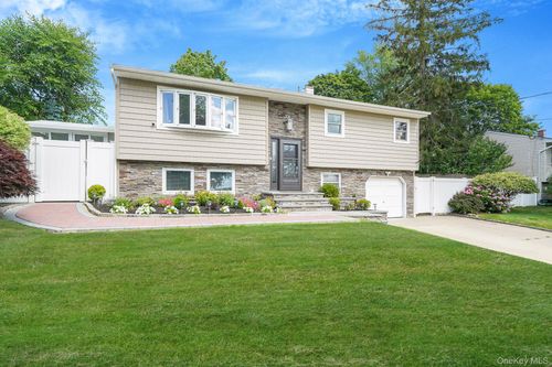 7 Weldon Ln, Farmingville, NY, 11738-1028 | Card Image