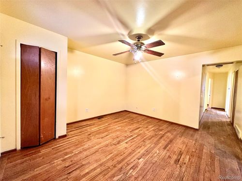 5320 Bedford St, Dearborn Heights, MI, 48125-3406 | Card Image