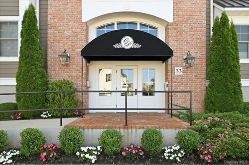 33204 Spruce Pond Cir, Plainview, NY, 11803-2291 | Card Image