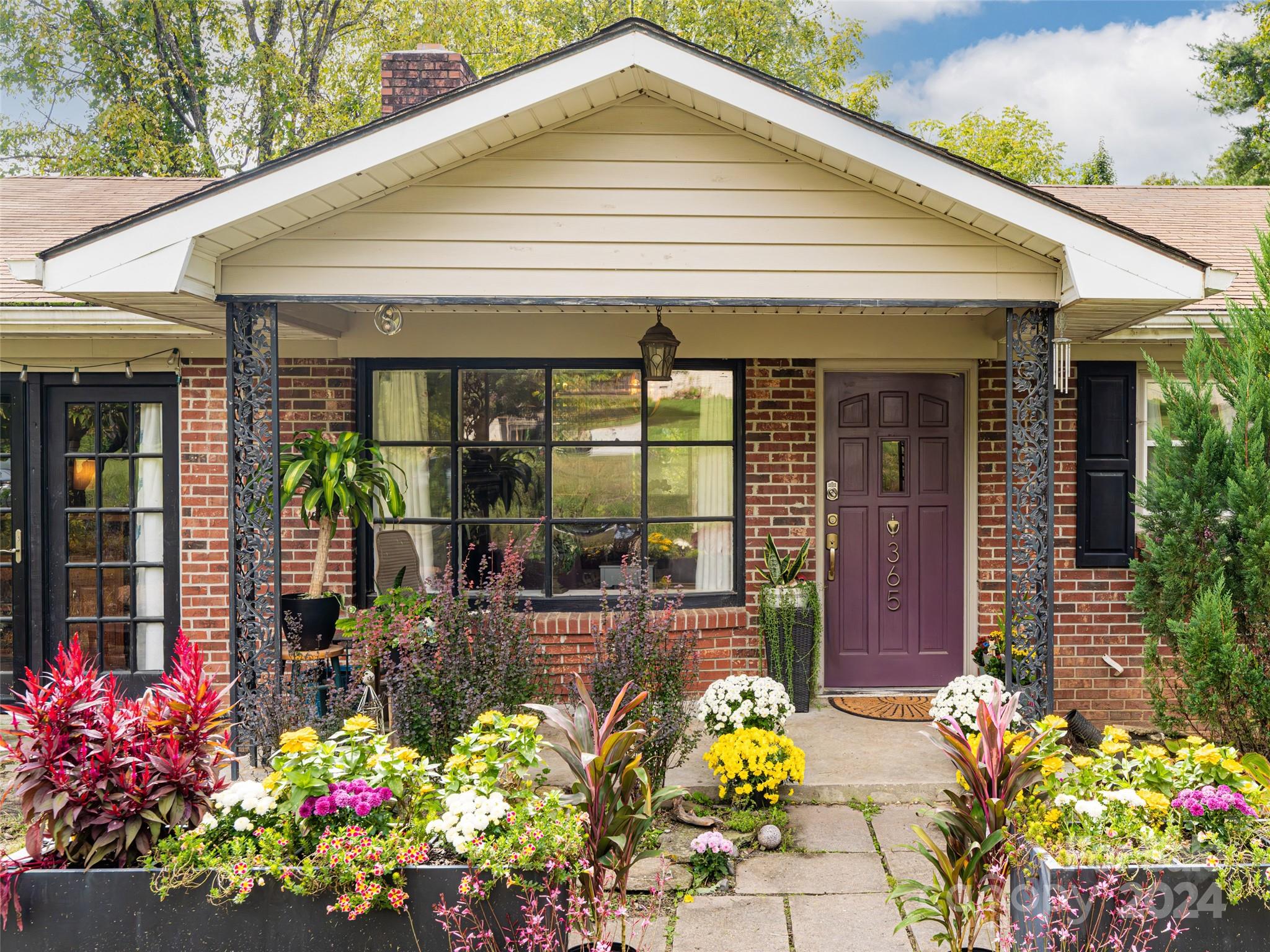 Queen St, Hendersonville, NC 28792