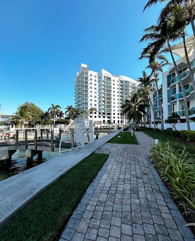 1101 - 7910 Harbor Island Dr, Condo with 2 bedrooms, 2 bathrooms and null parking in North Bay Village FL | Image 2