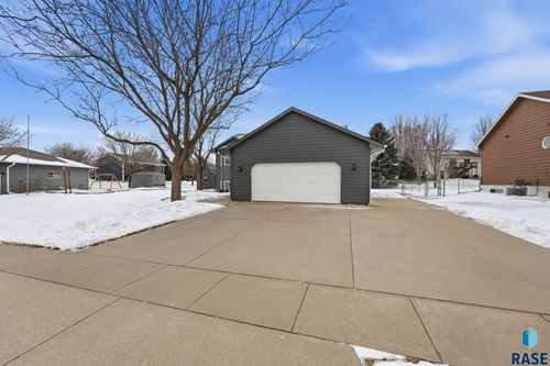 913 E Maywood St Street, Brandon, SD, 57005-1065 | Card Image