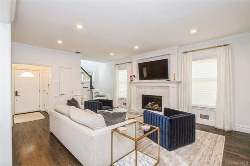 6 Valley Ln, Huntington, NY, 11743-1536 | Card Image