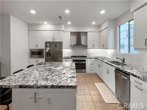 125 Cadence, Irvine, CA, 92618-0881 | Card Image